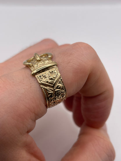 Heavy 9ct gold engraved buckle ring