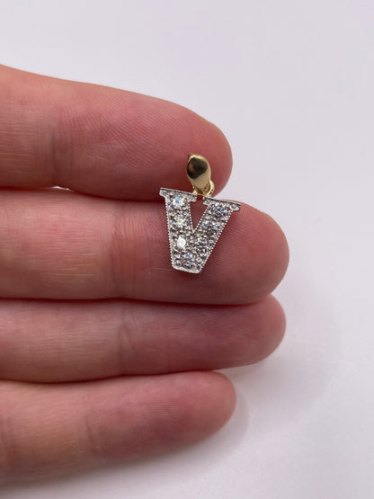 9ct gold cz initial V pendant