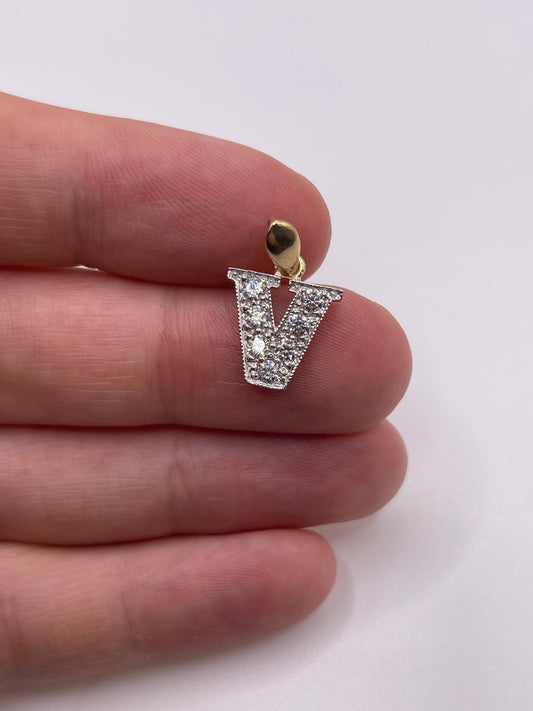 9ct gold cz initial V pendant