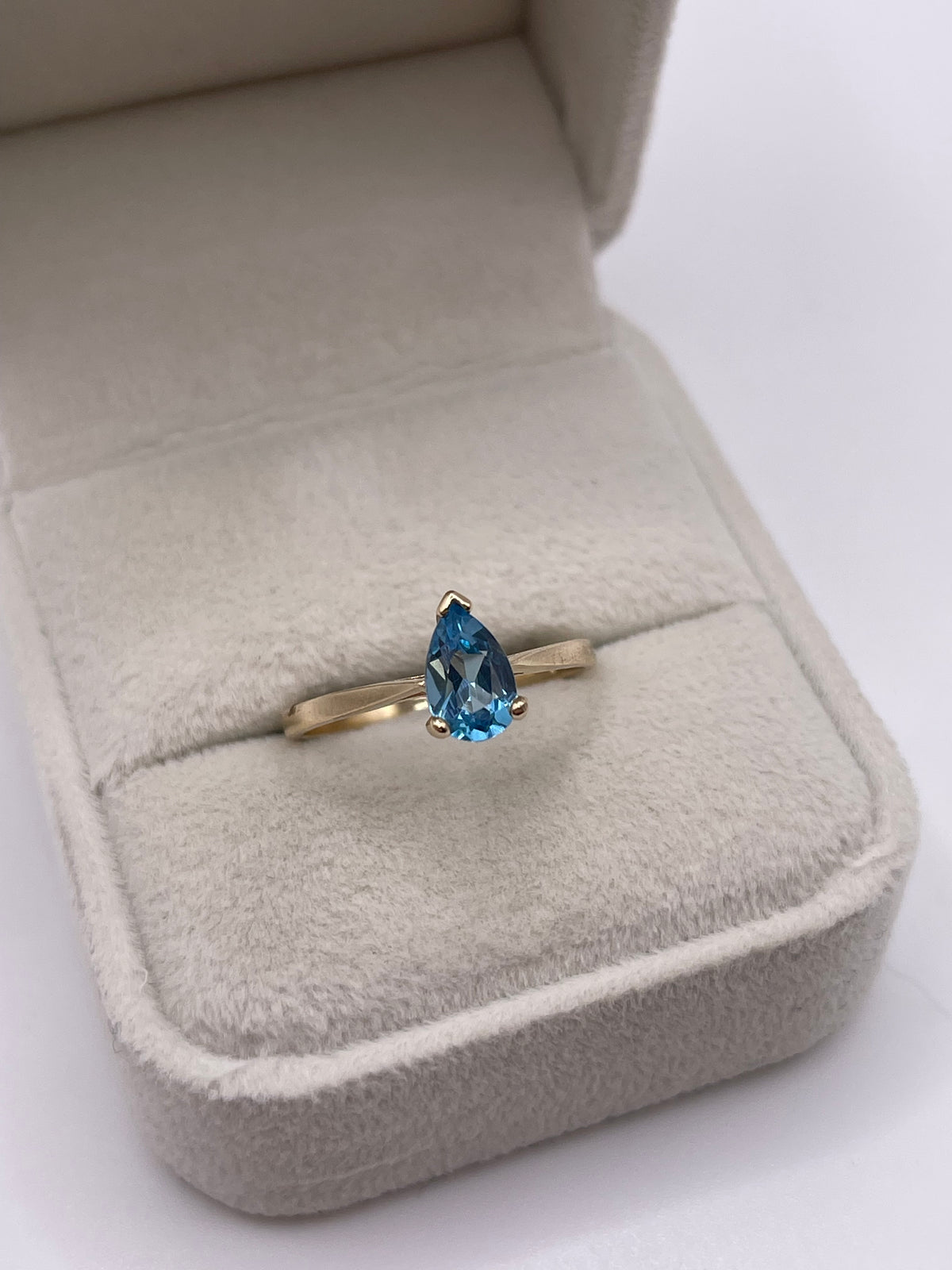9ct gold topaz ring