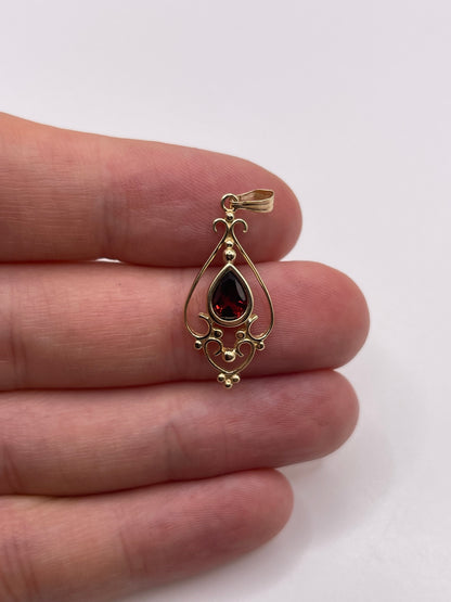 9ct gold garnet pendant