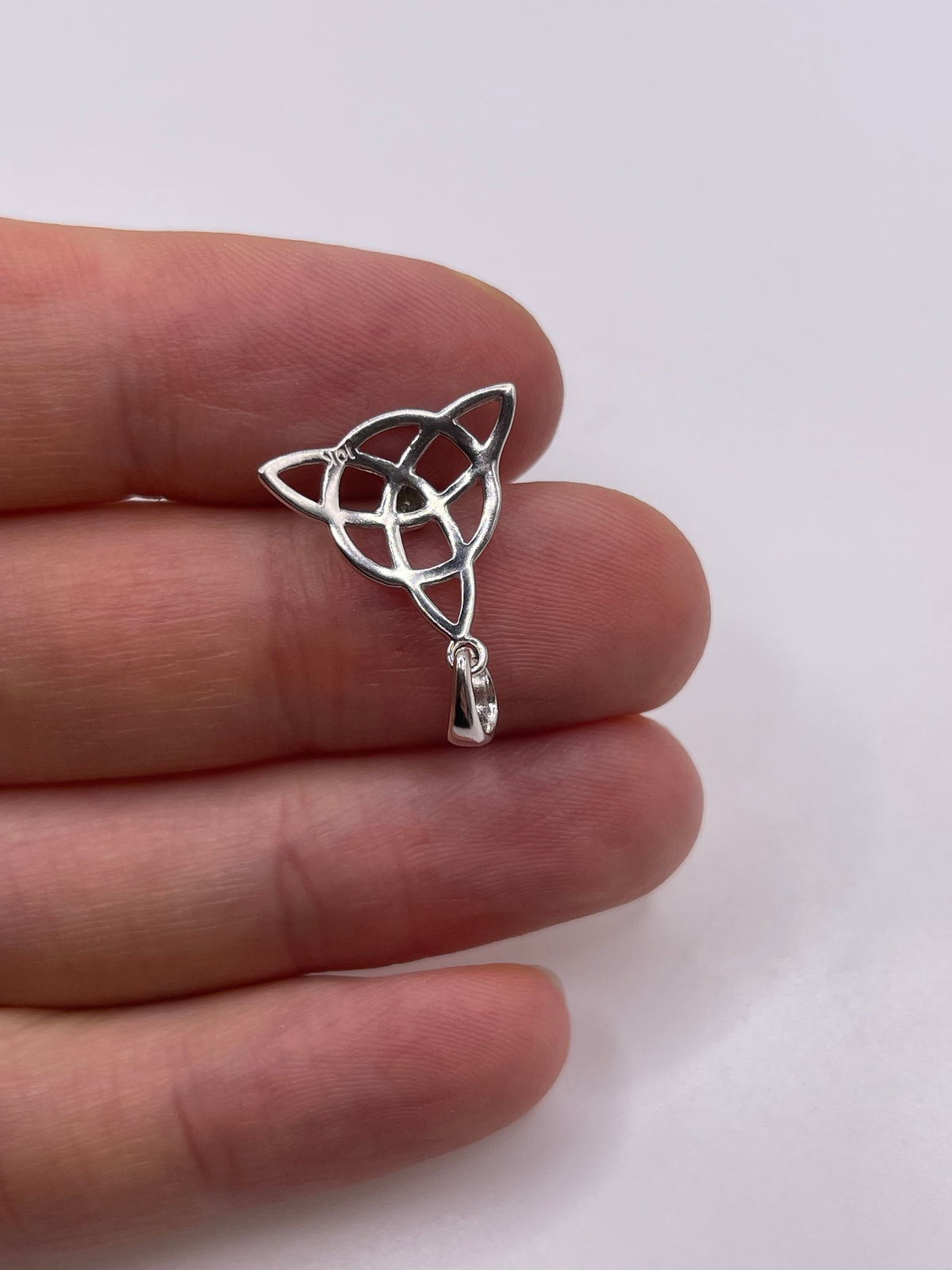 9ct white gold emerald pendant