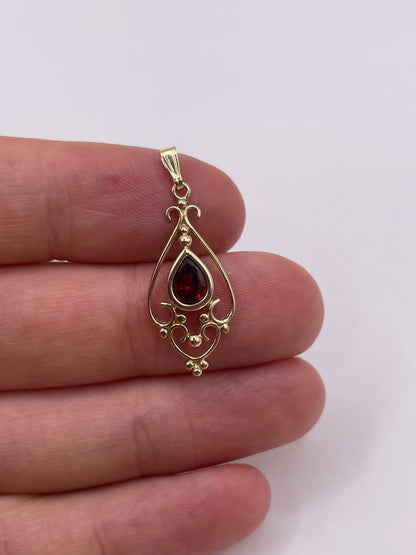 9ct gold garnet pendant