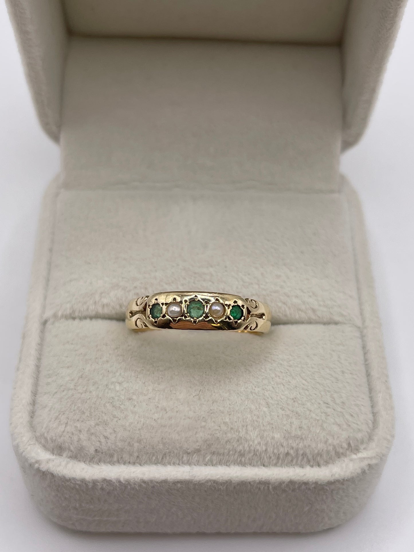 9ct gold emerald and pearl ring