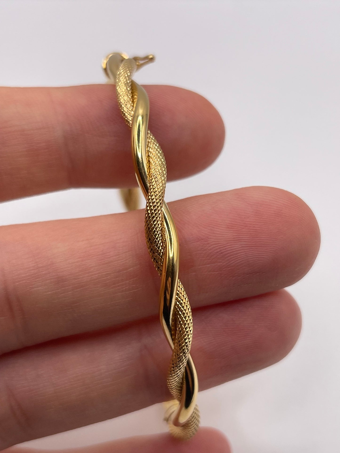 9ct gold bangle