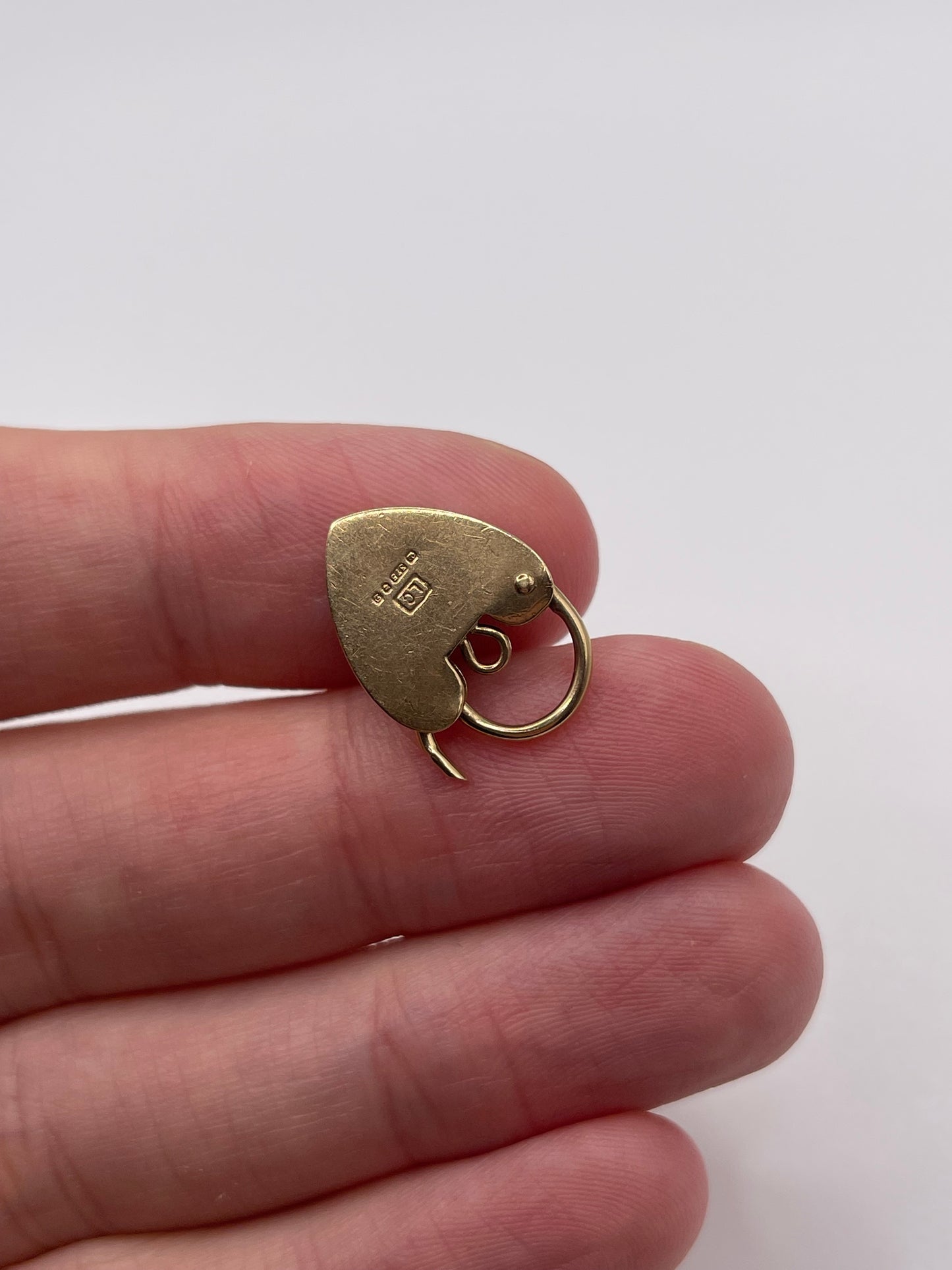 9ct gold padlock 129