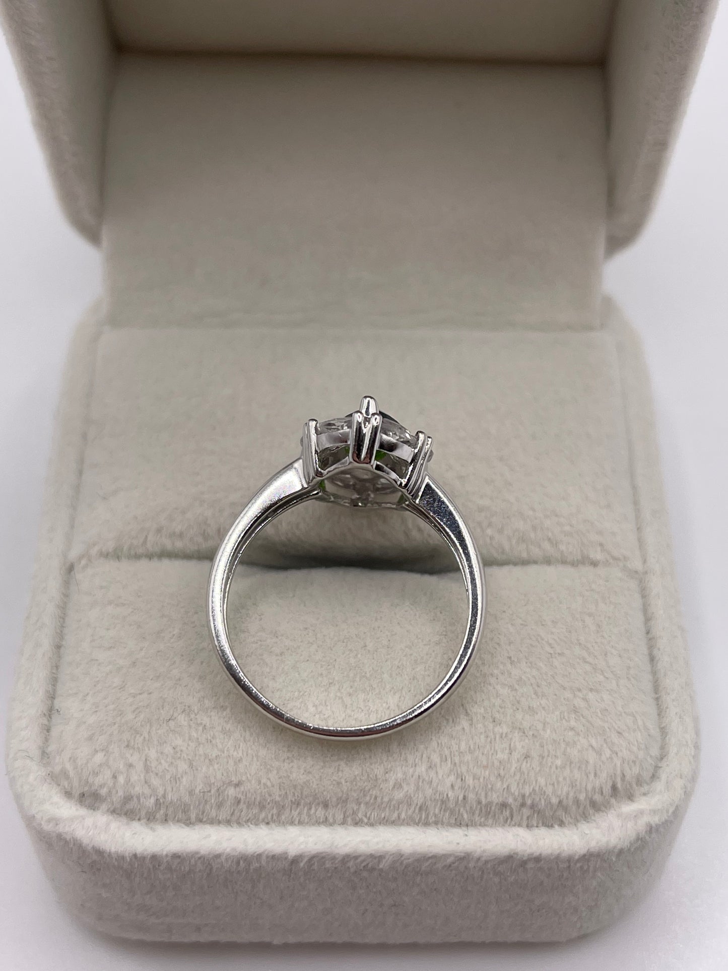 9ct white gold diopside and zircon ring