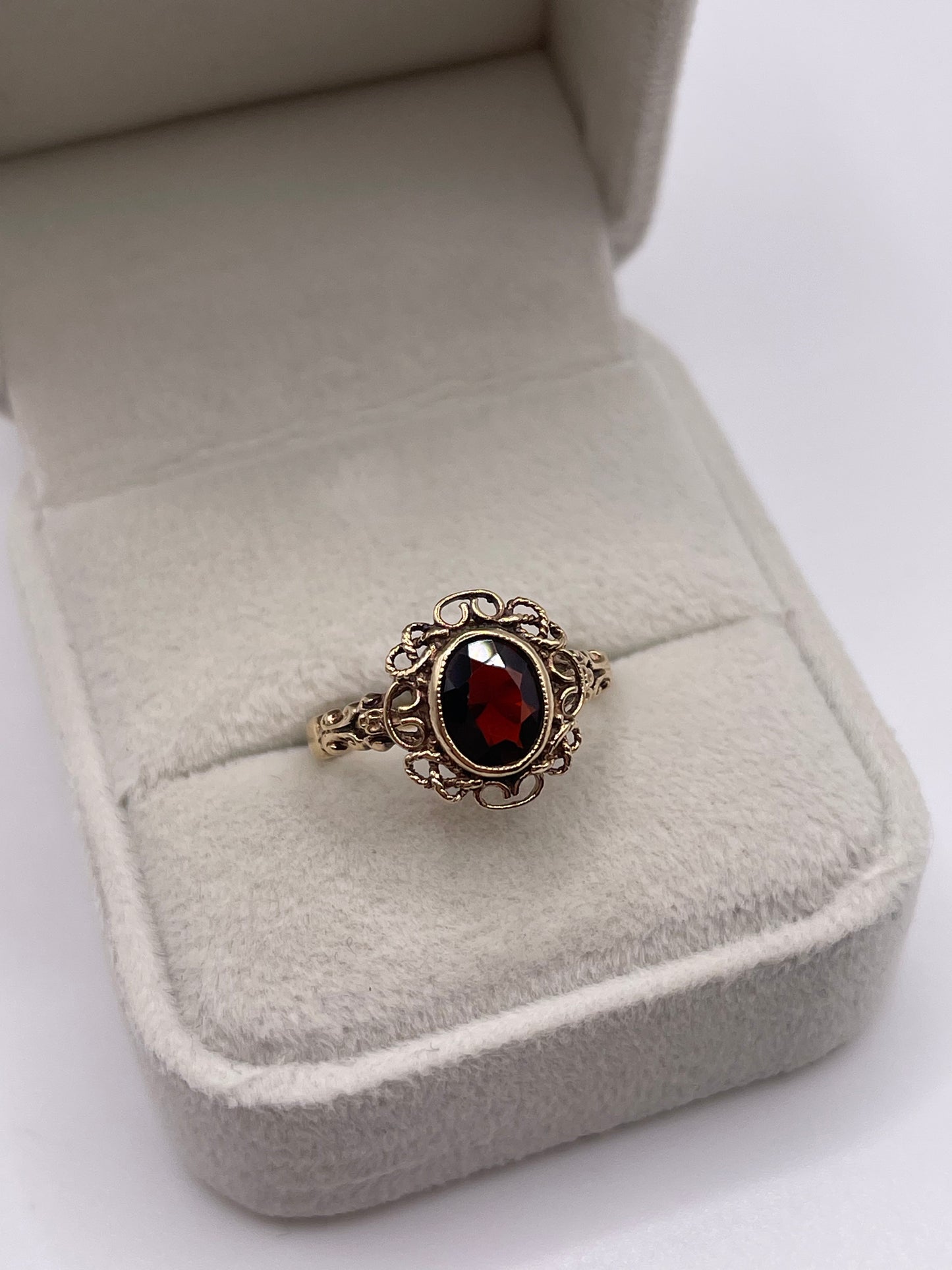 9ct gold garnet ring