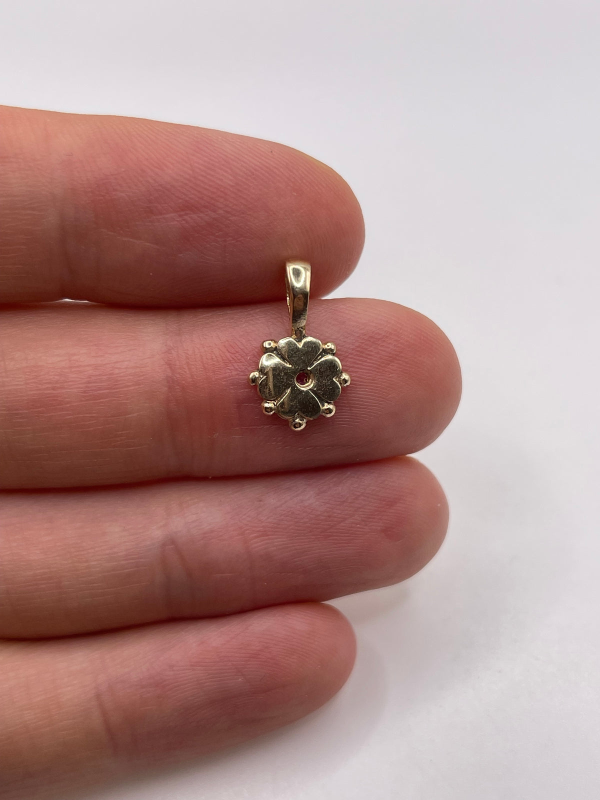 9ct gold ruby clover pendant