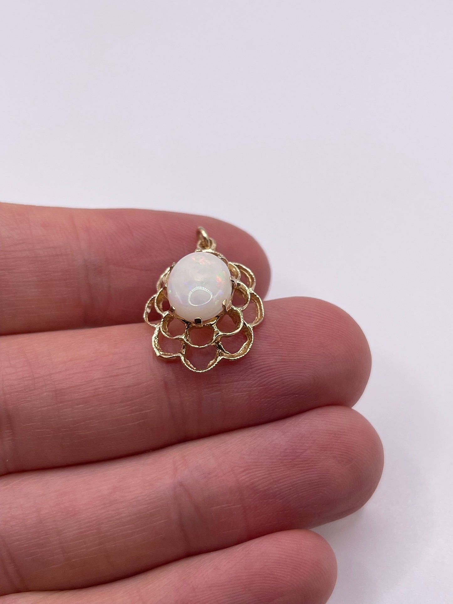 9ct gold opal pendant