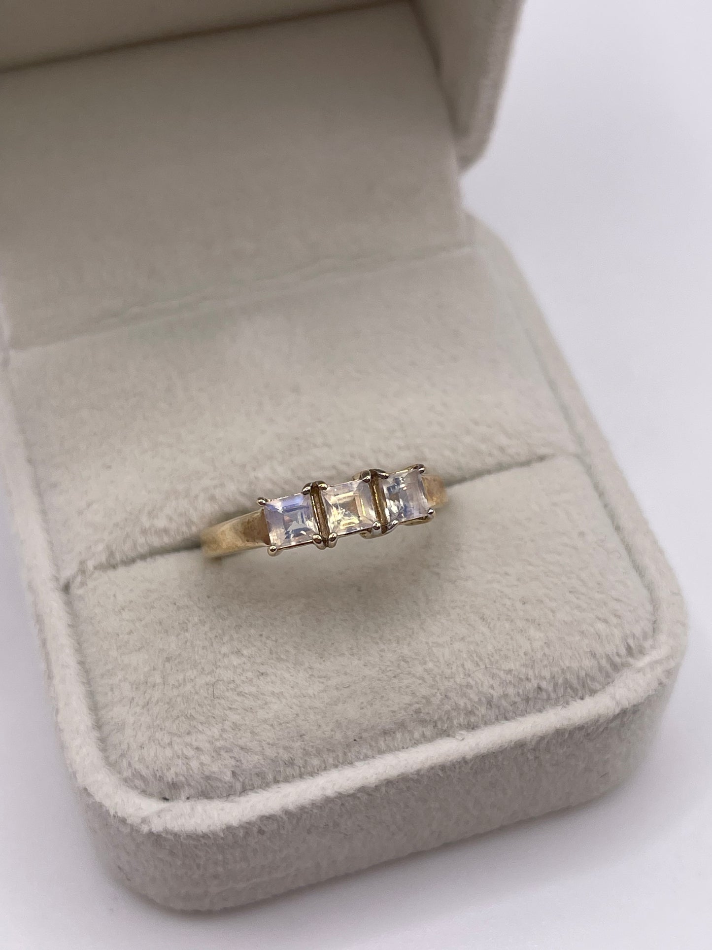 9ct gold rainbow moonstone ring