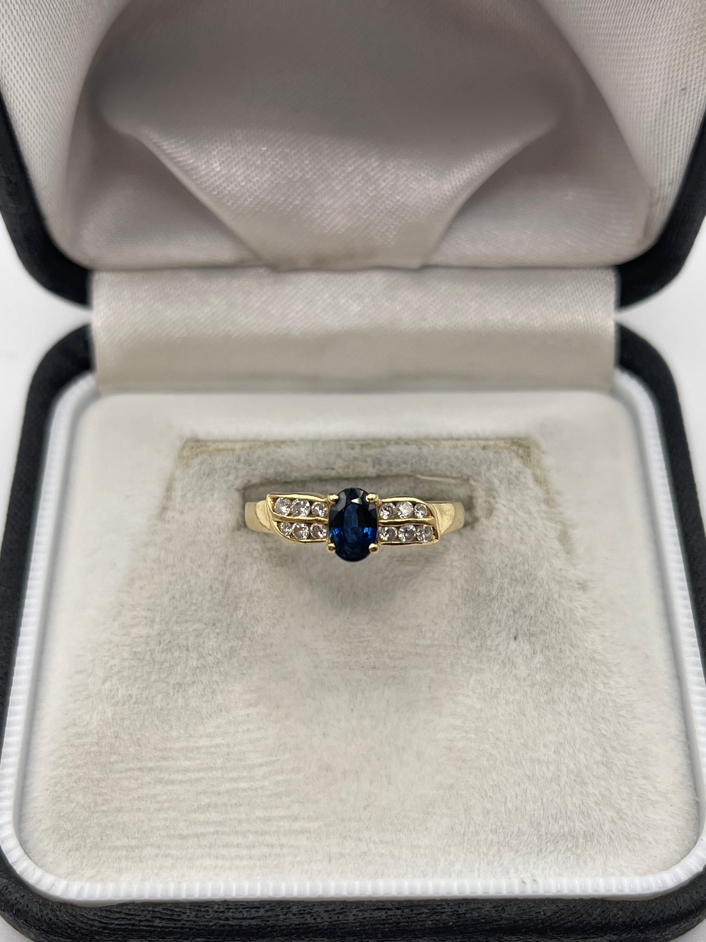 18ct gold sapphire and diamond ring