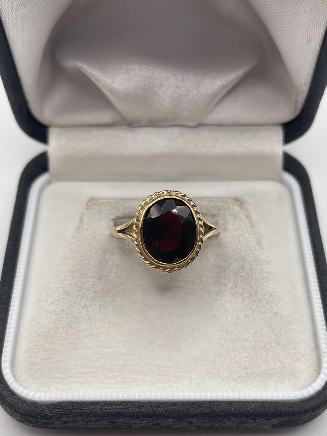 9ct gold garnet ring