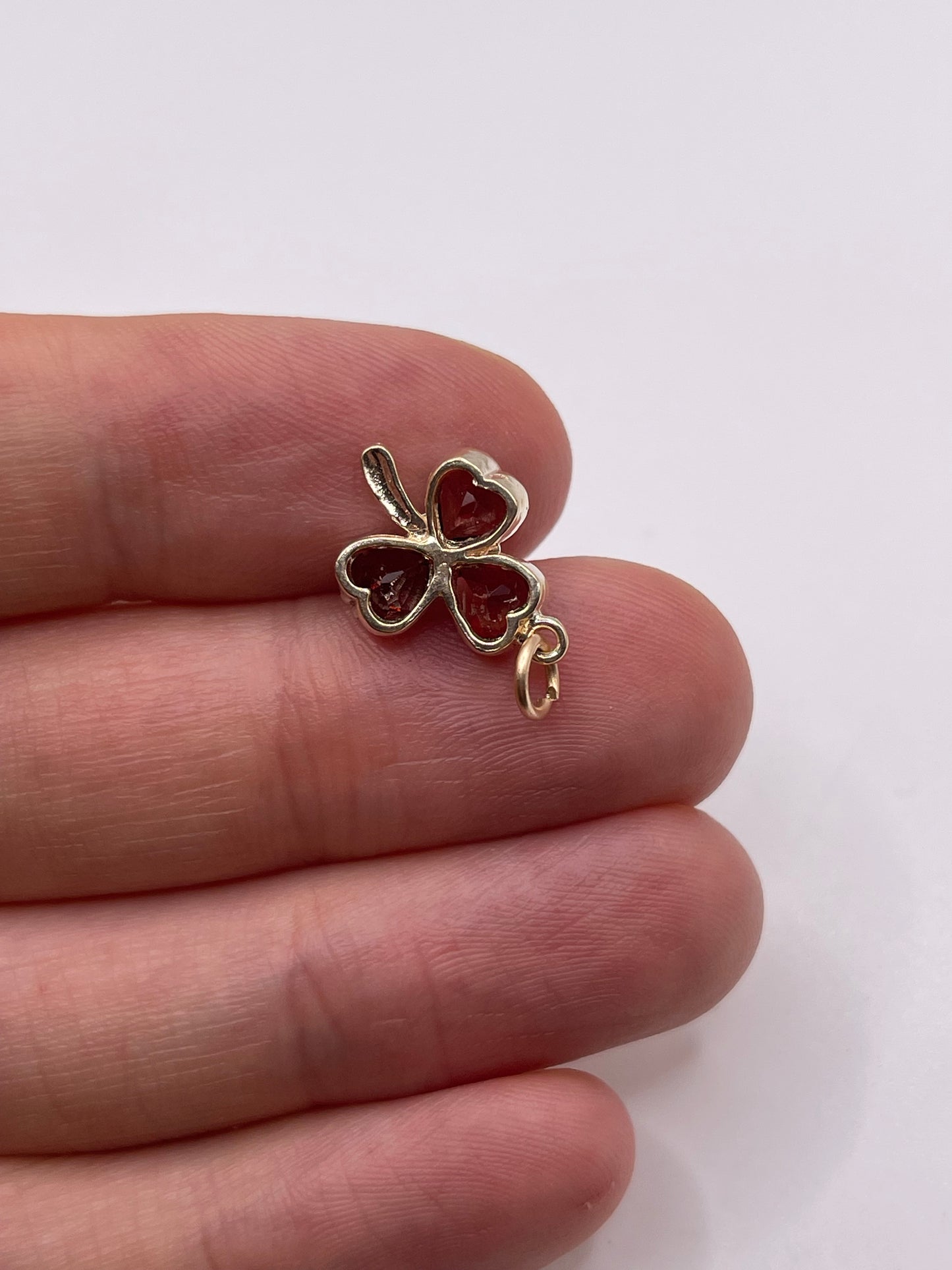 9ct gold garnet clover pendant