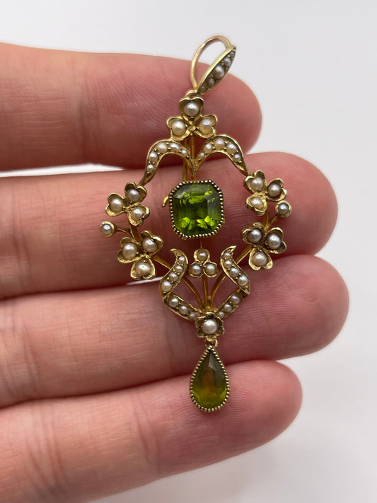 Antique 15ct gold peridot and pearl pendant