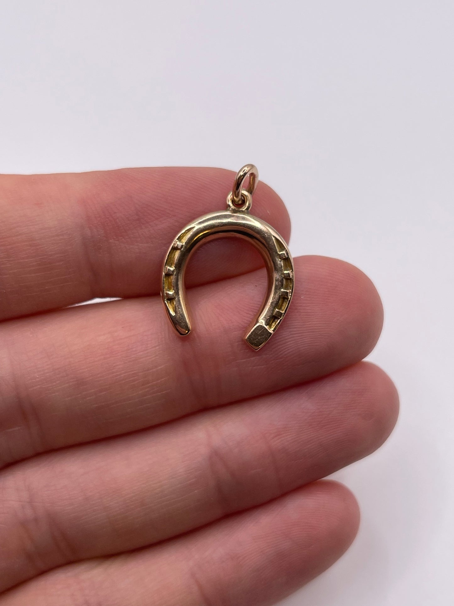 9ct gold horseshoe pendant