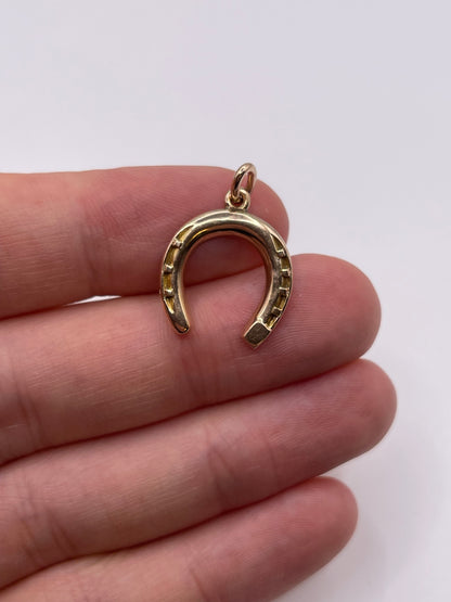 9ct gold horseshoe pendant