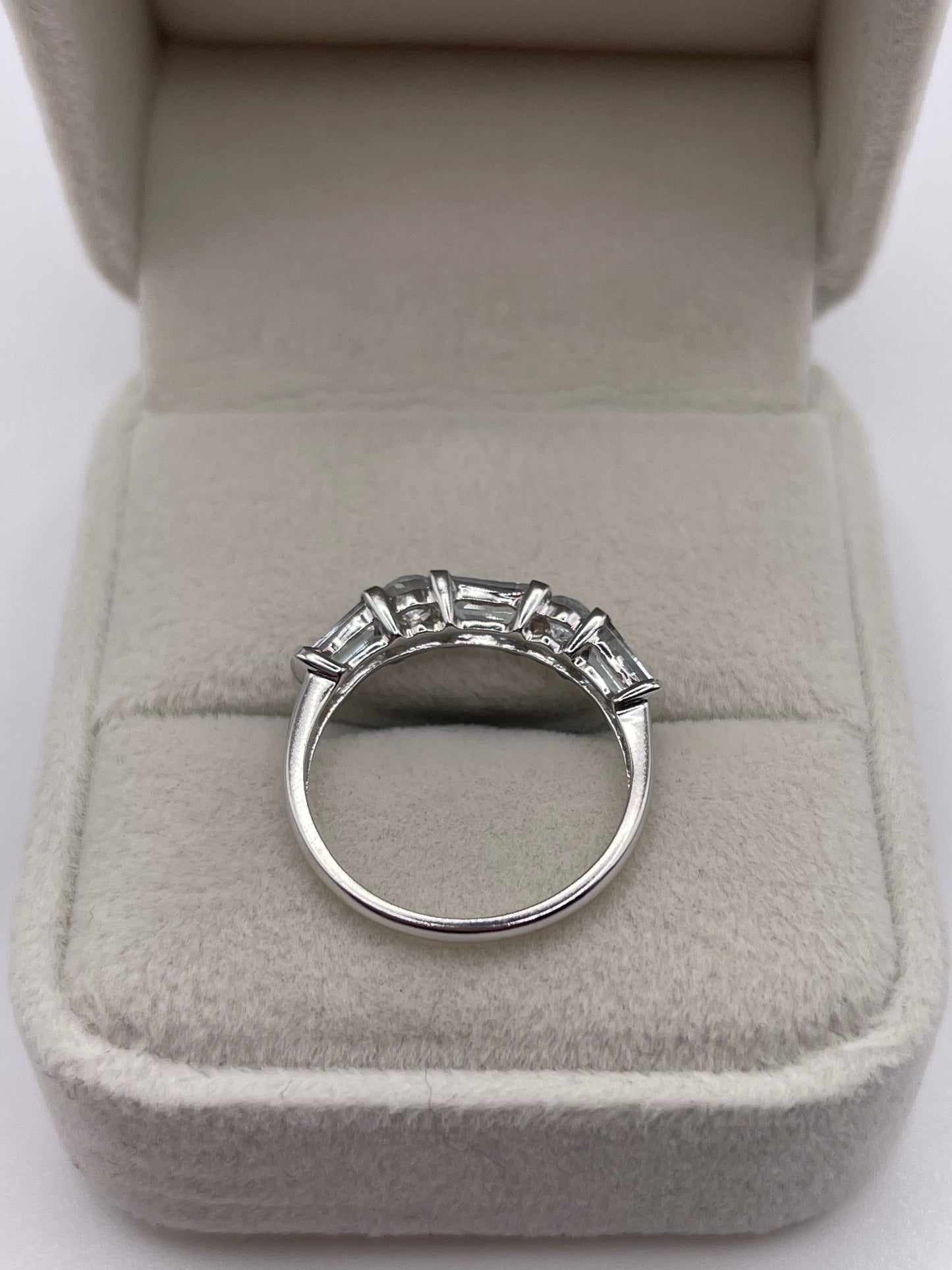 9ct white gold aquamarine ring