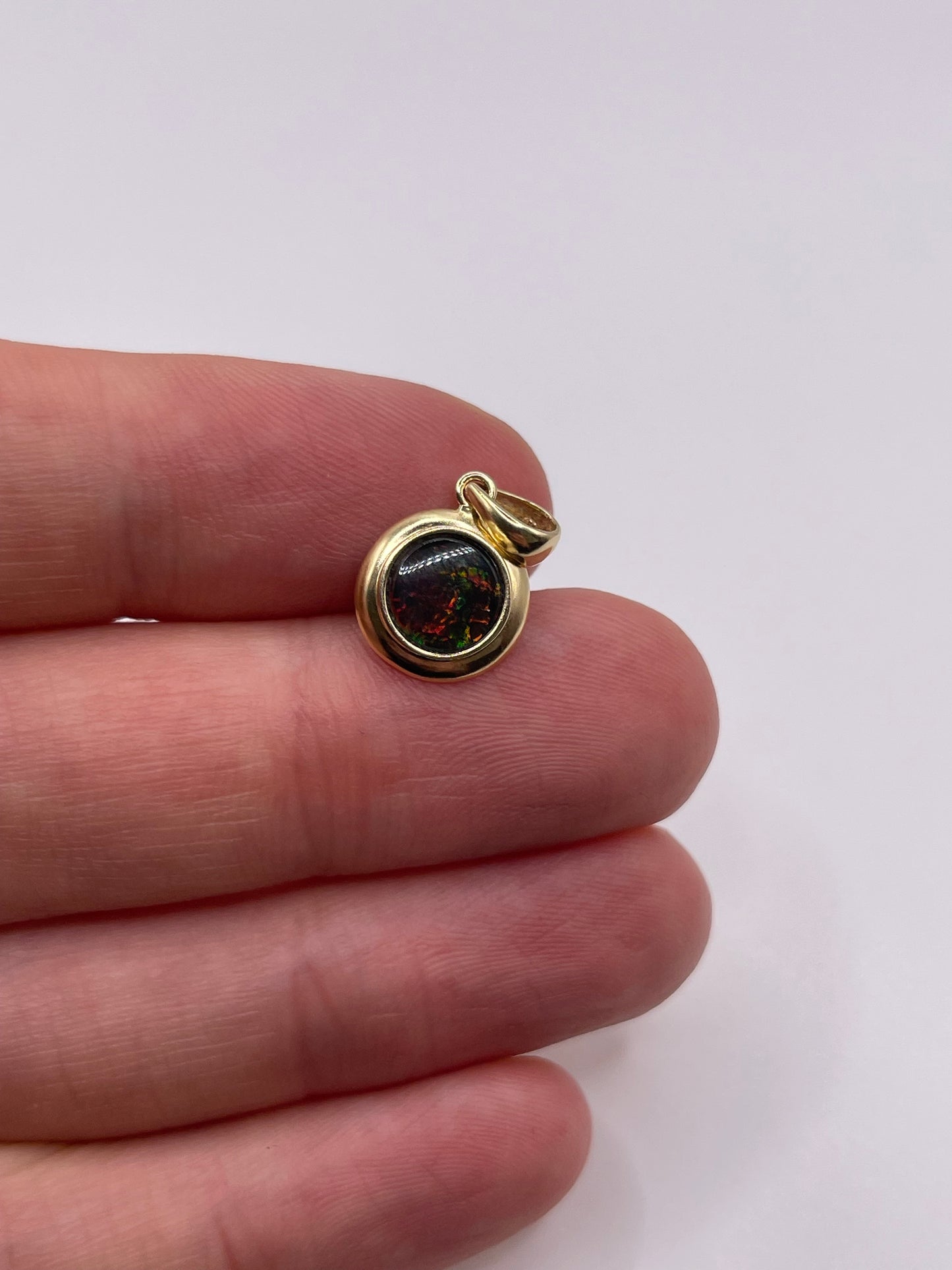 14ct gold Ammolite pendant