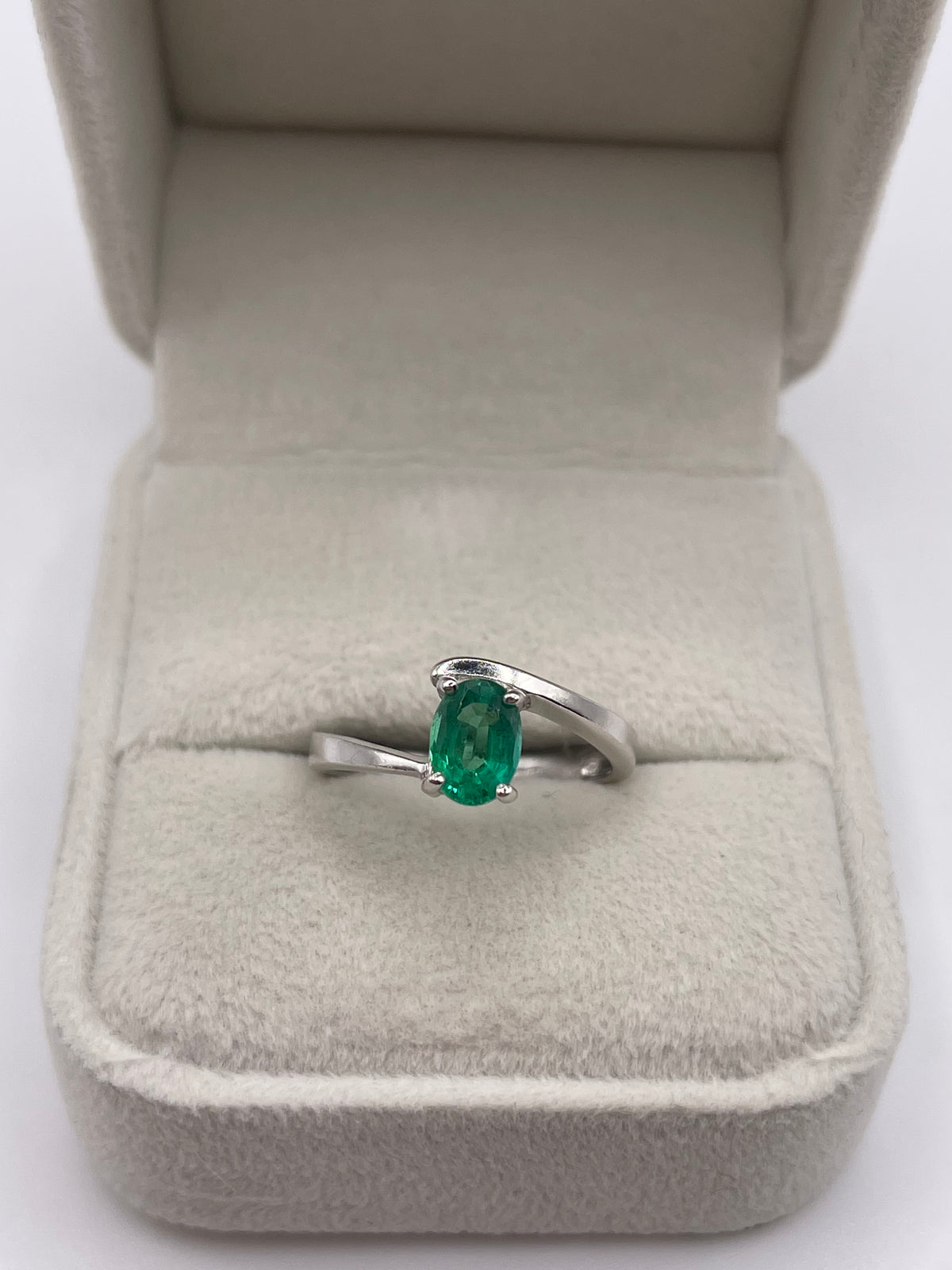 9ct white gold emerald ring