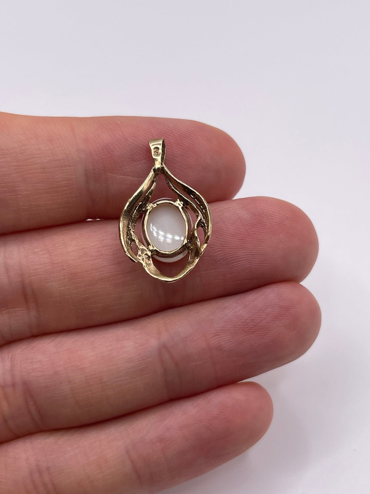 9ct gold opal pendant