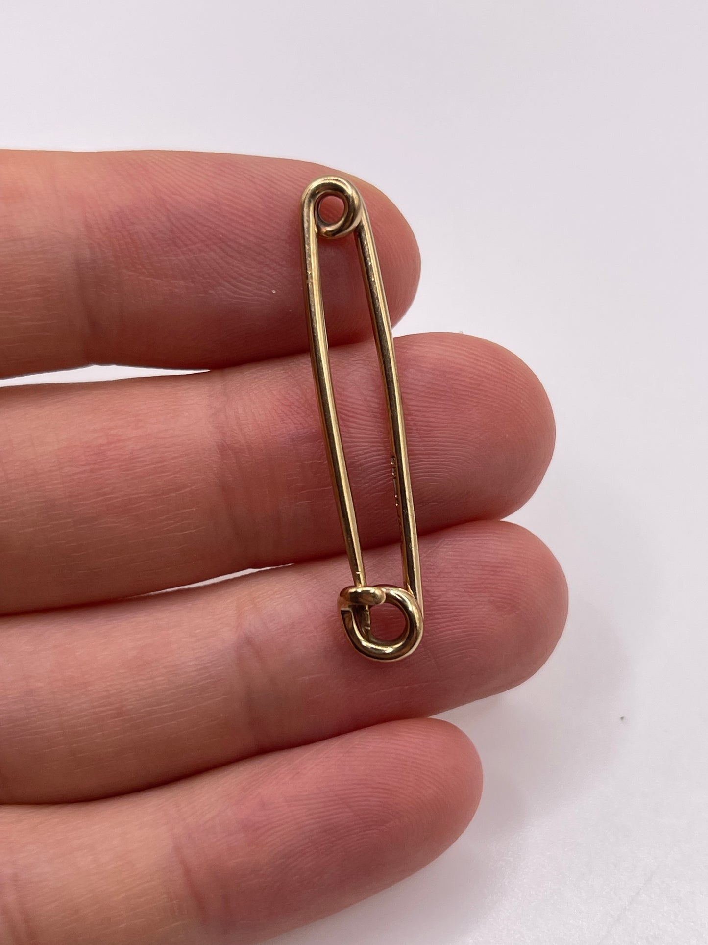 9ct gold safety pin clip