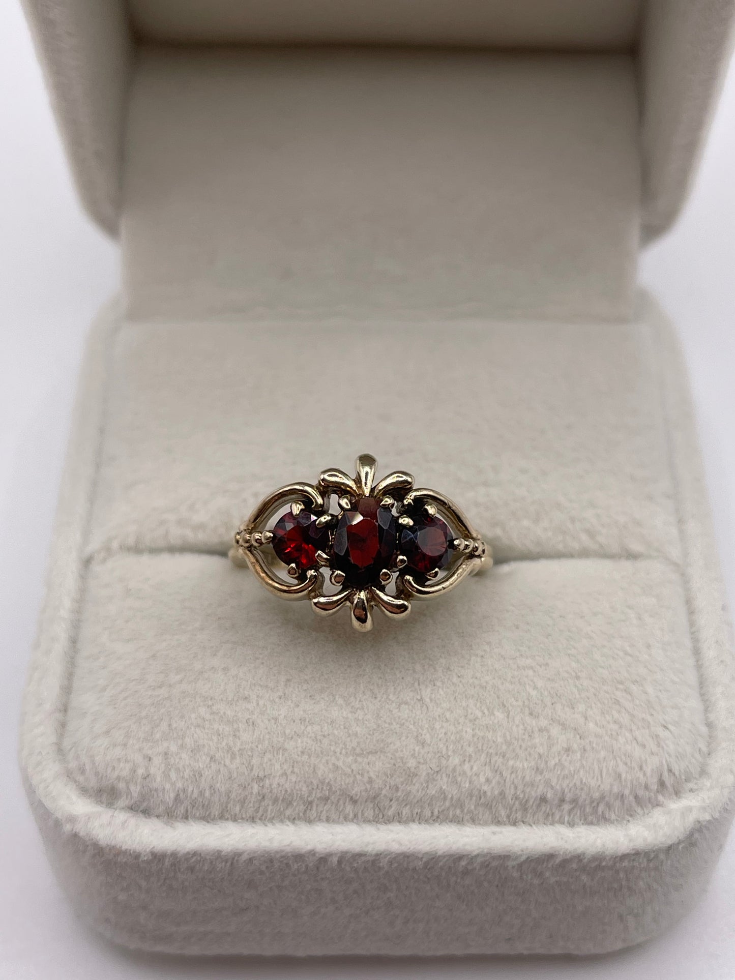 9ct gold garnet ring