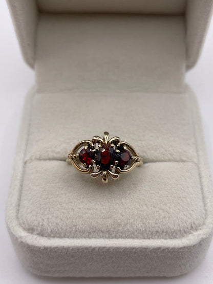 9ct gold garnet ring