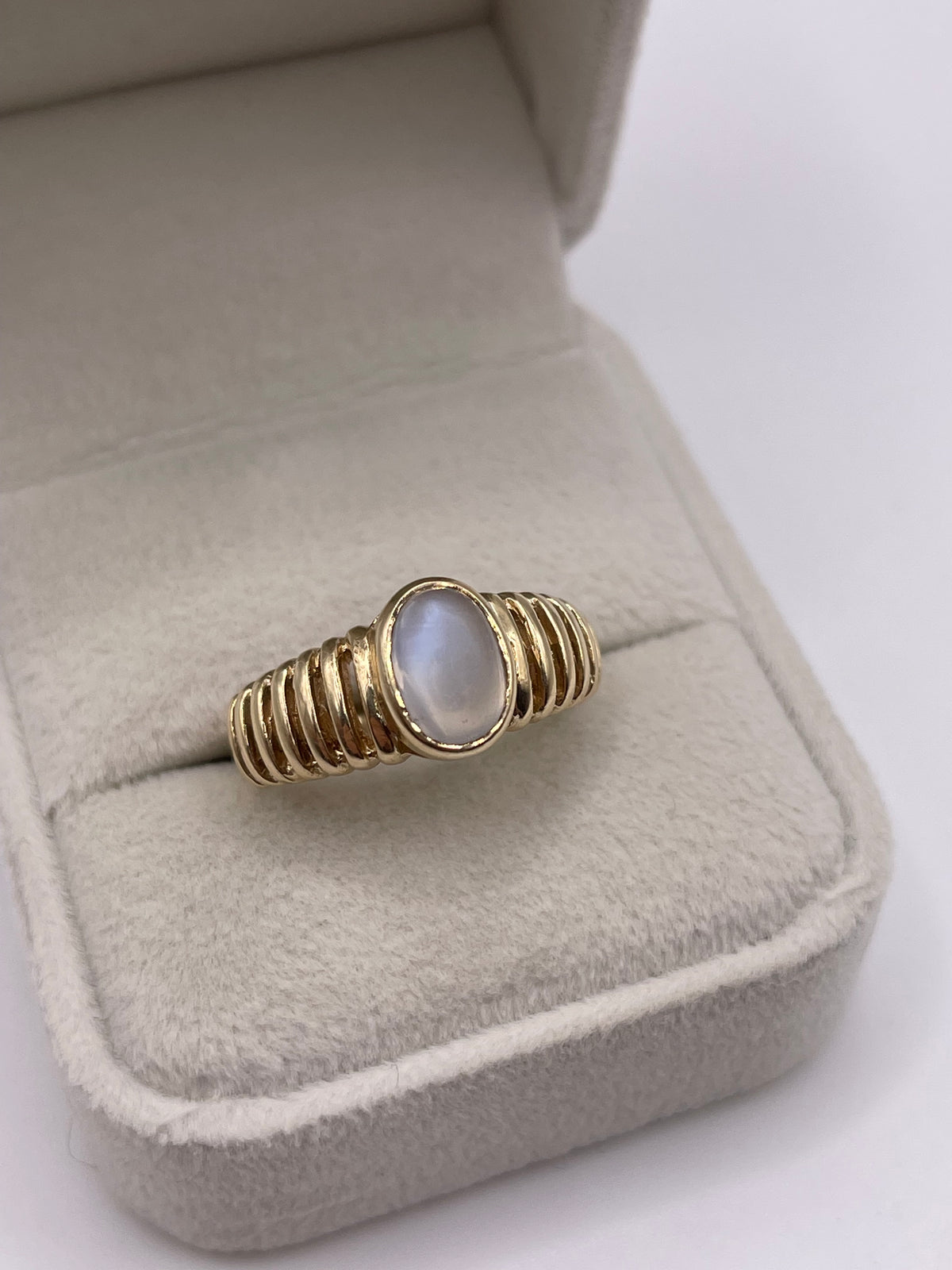 9ct gold moonstone ring