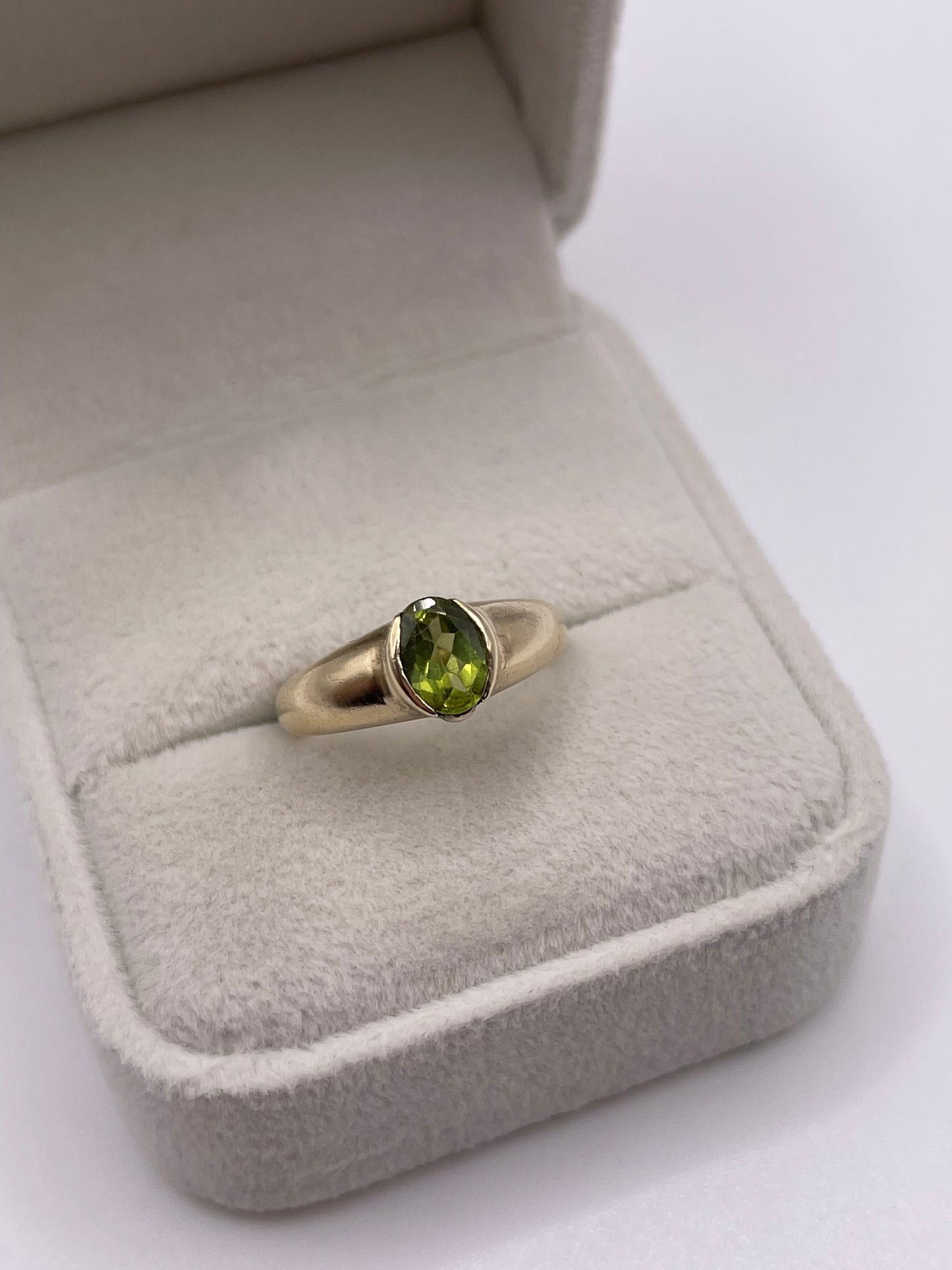 9ct gold peridot ring