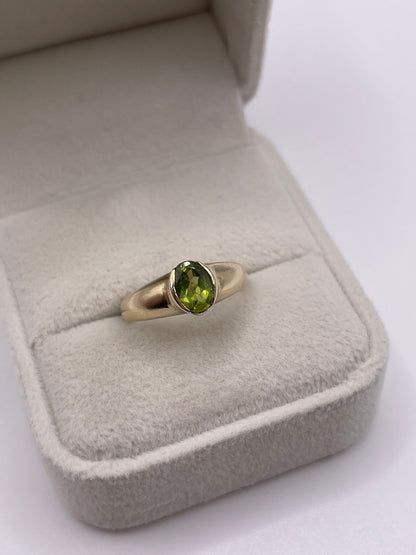 9ct gold peridot ring