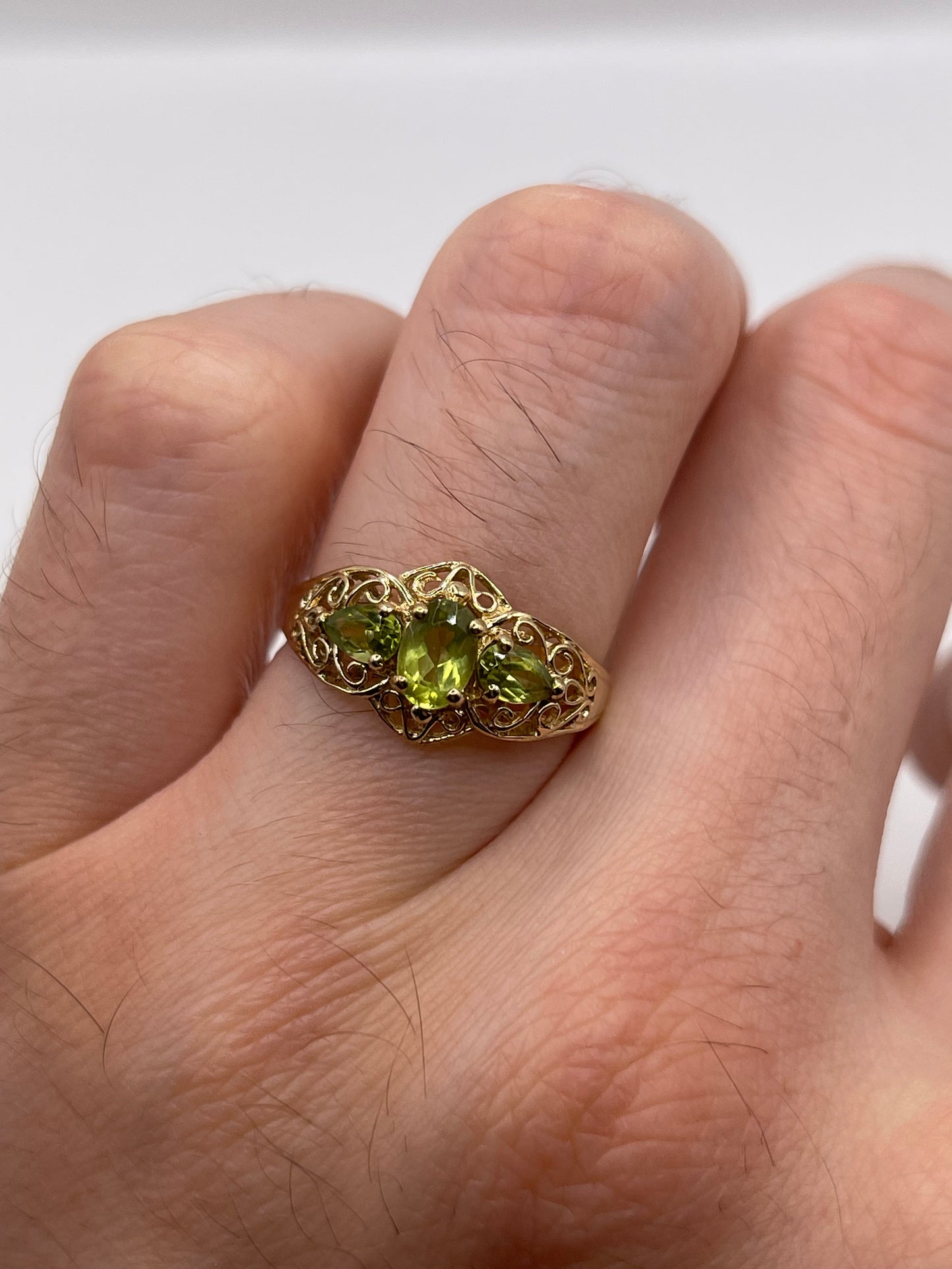 9ct gold peridot ring