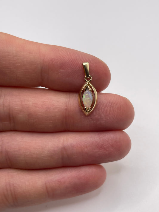 9ct gold opal pendant