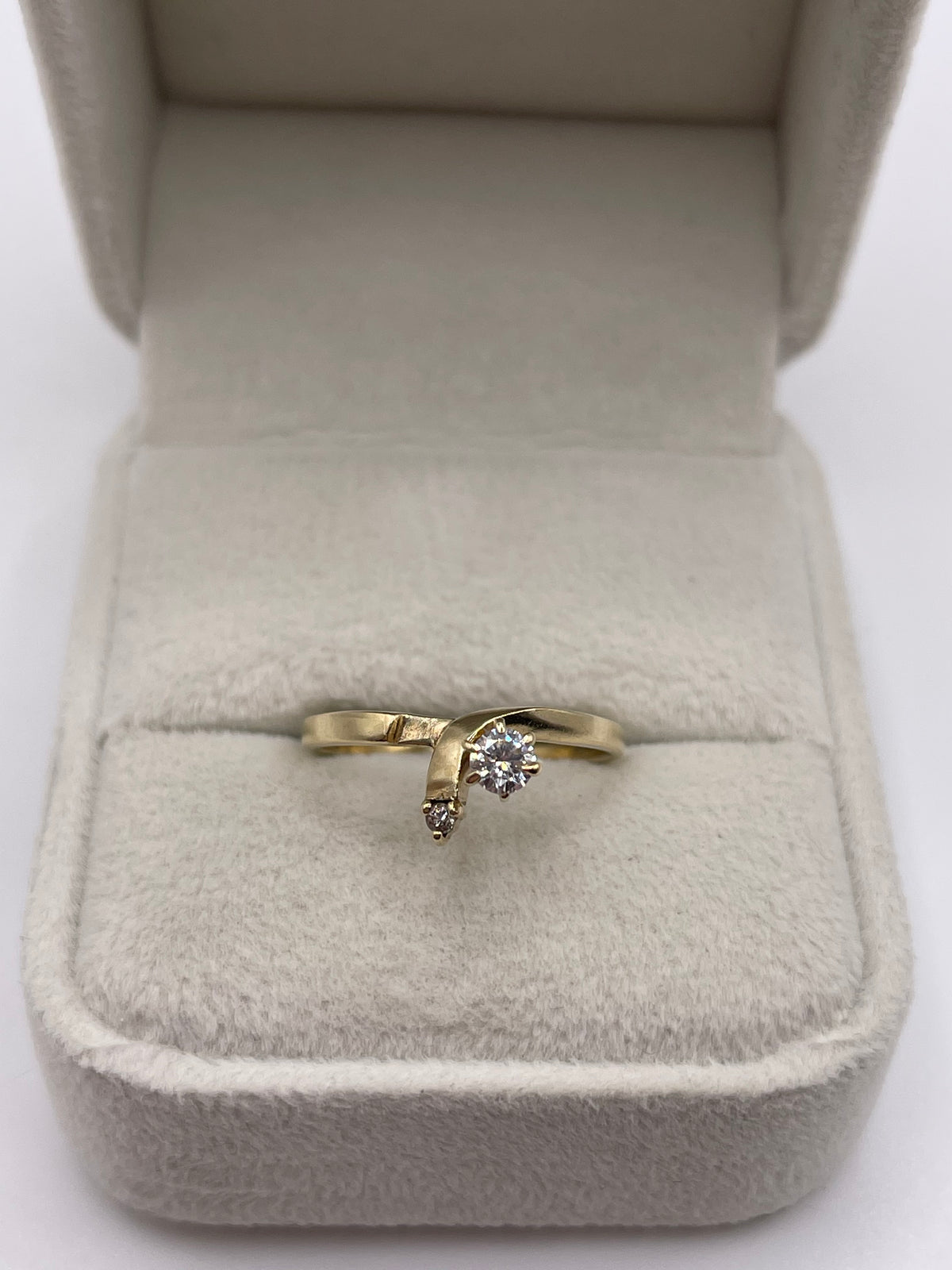 9ct gold diamond ring