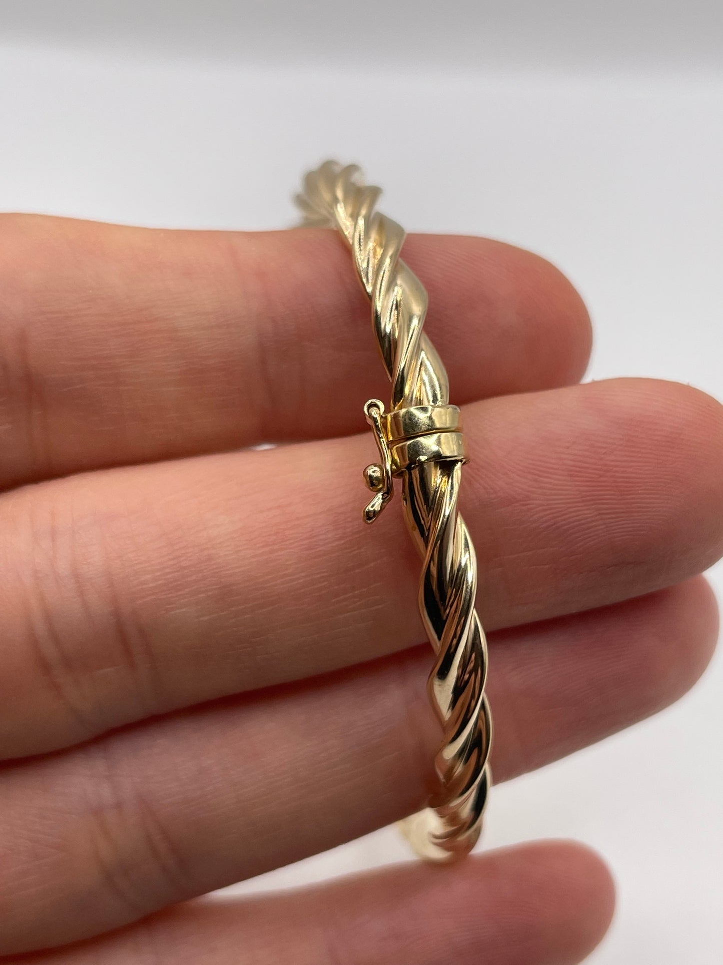 9ct gold bangle