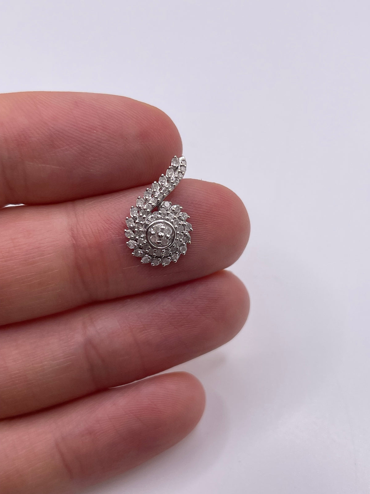9ct white gold diamond cluster pendant