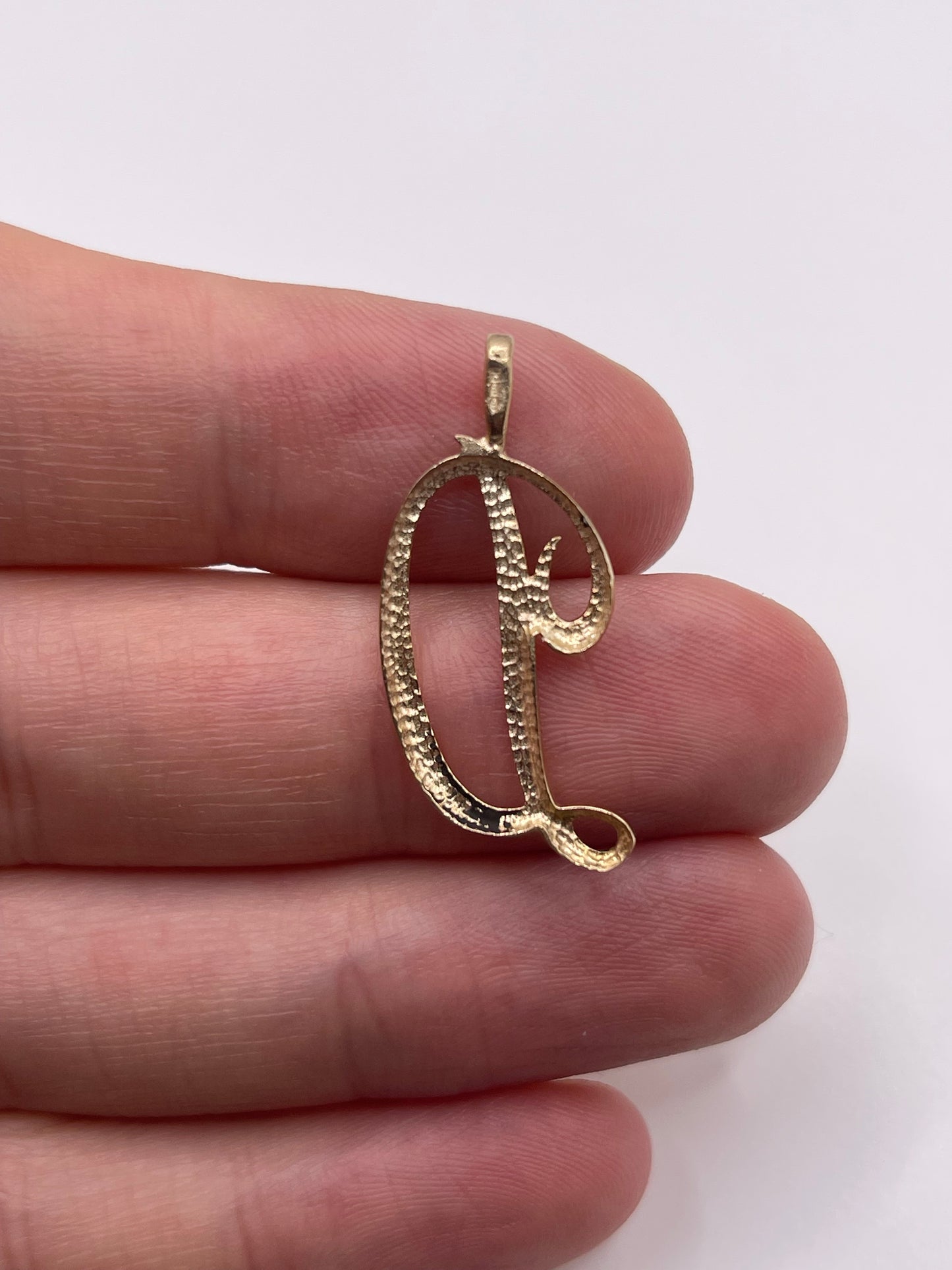 9ct gold initial D pendant