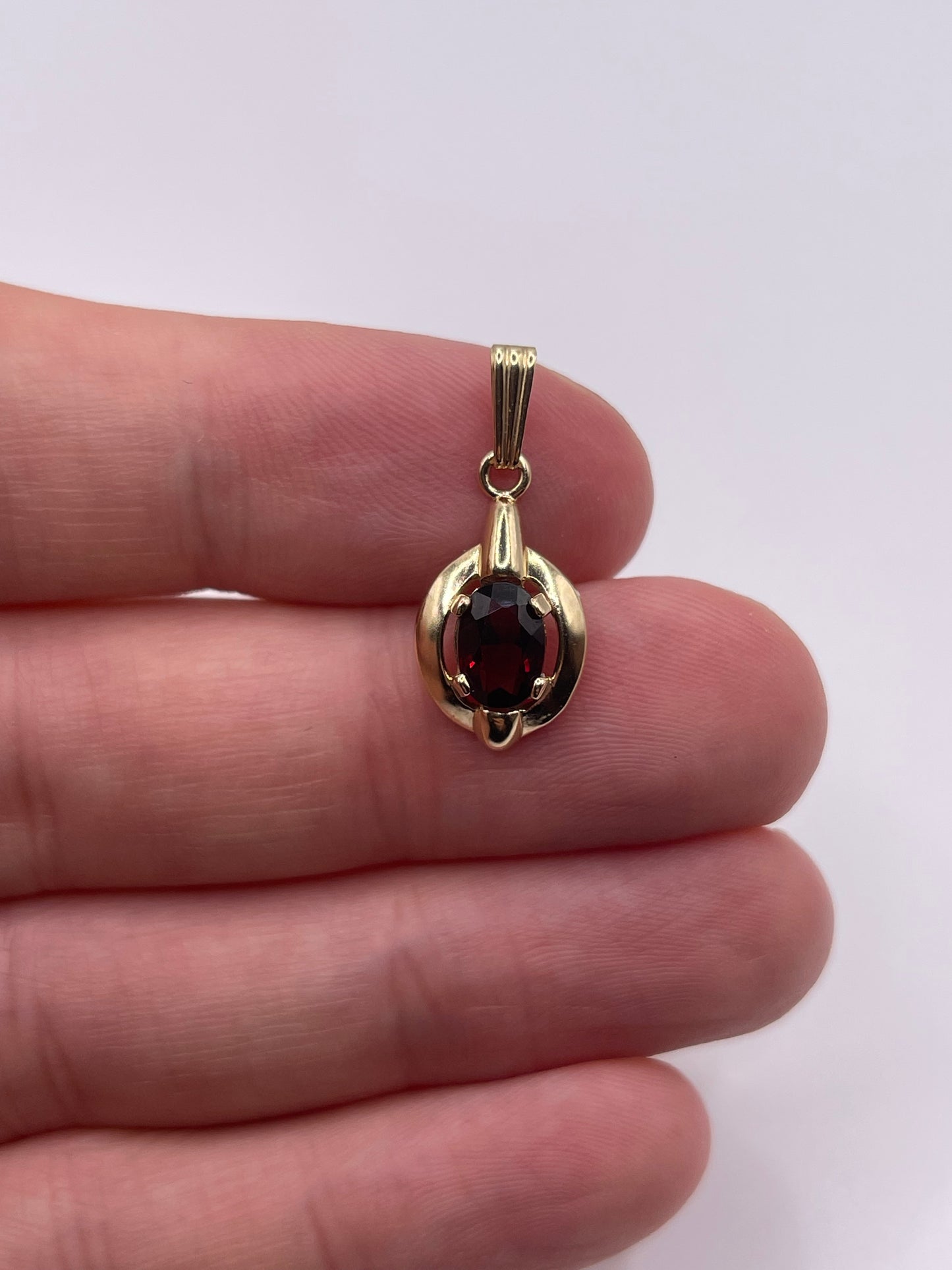 9ct gold garnet pendant