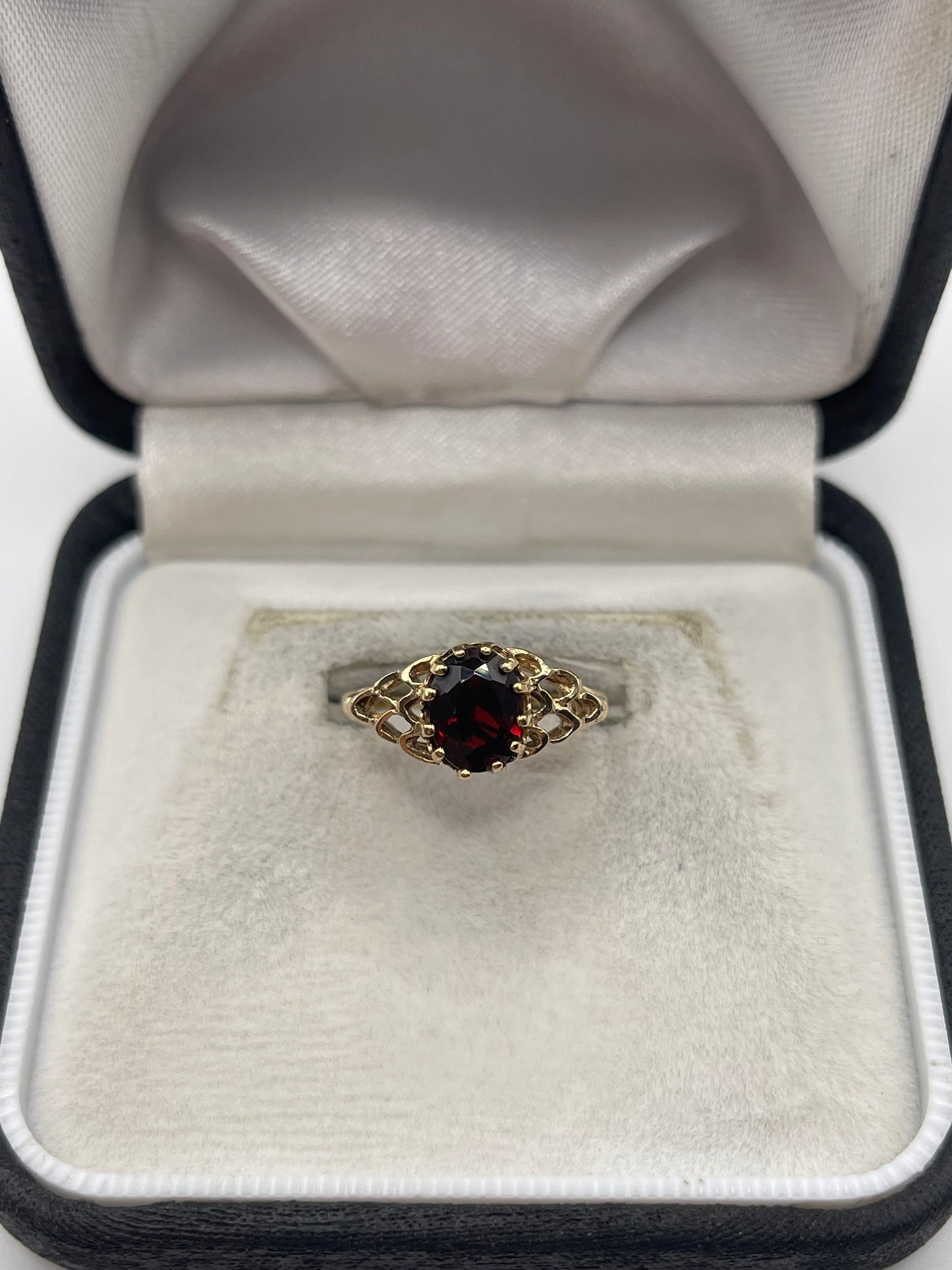 9ct gold garnet ring