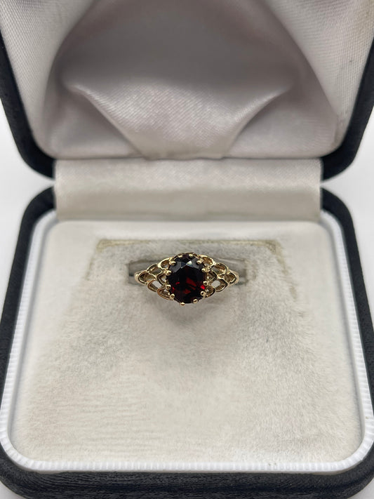9ct gold garnet ring