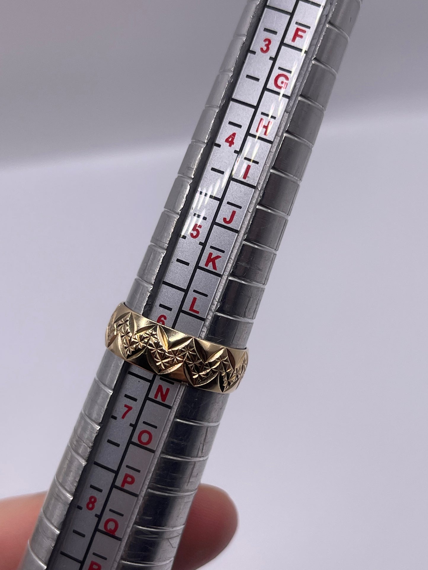 9ct gold patterned band
