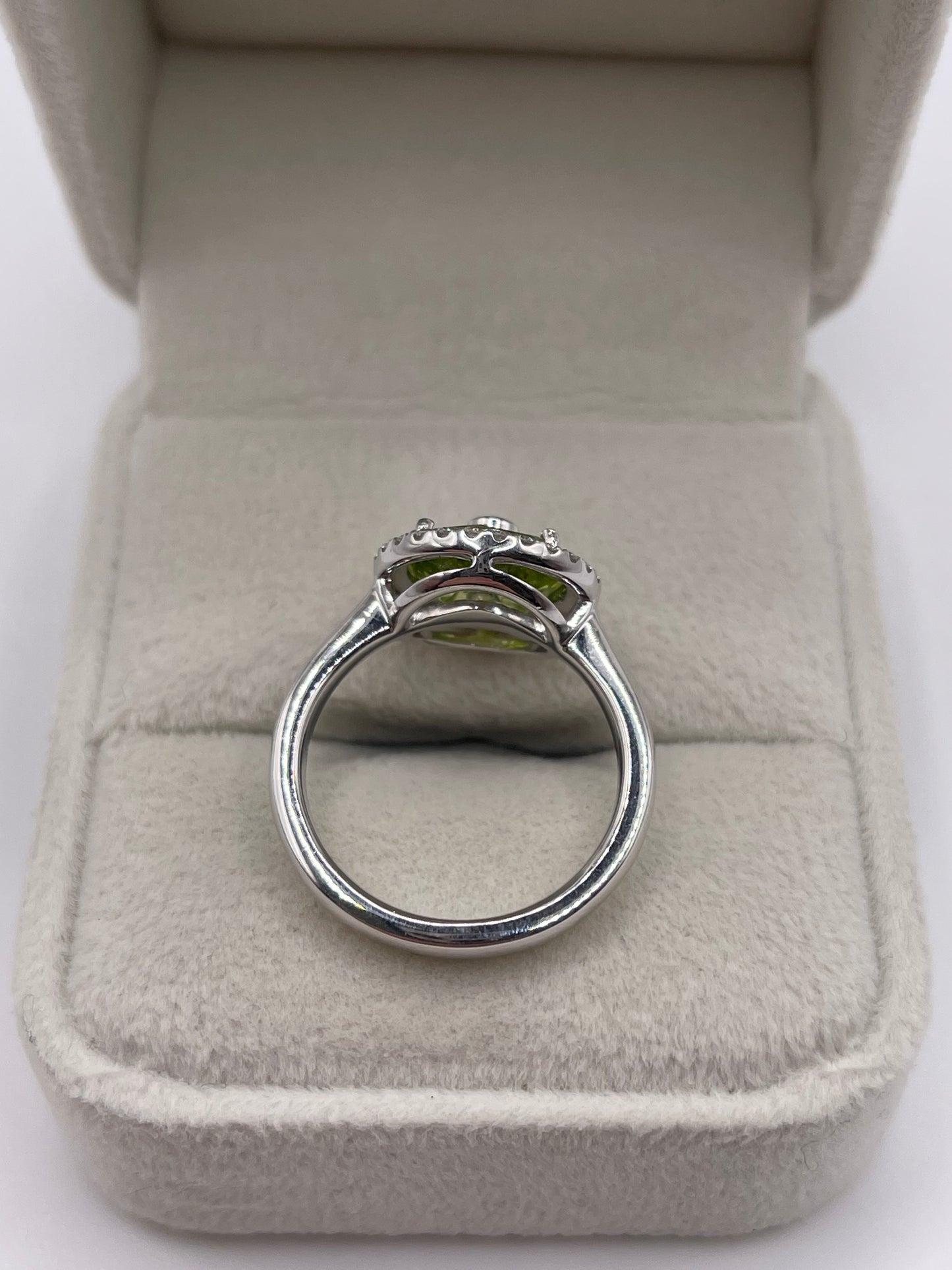 18ct white gold peridot and diamond ring