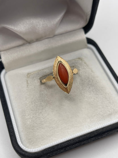 18ct gold coral ring