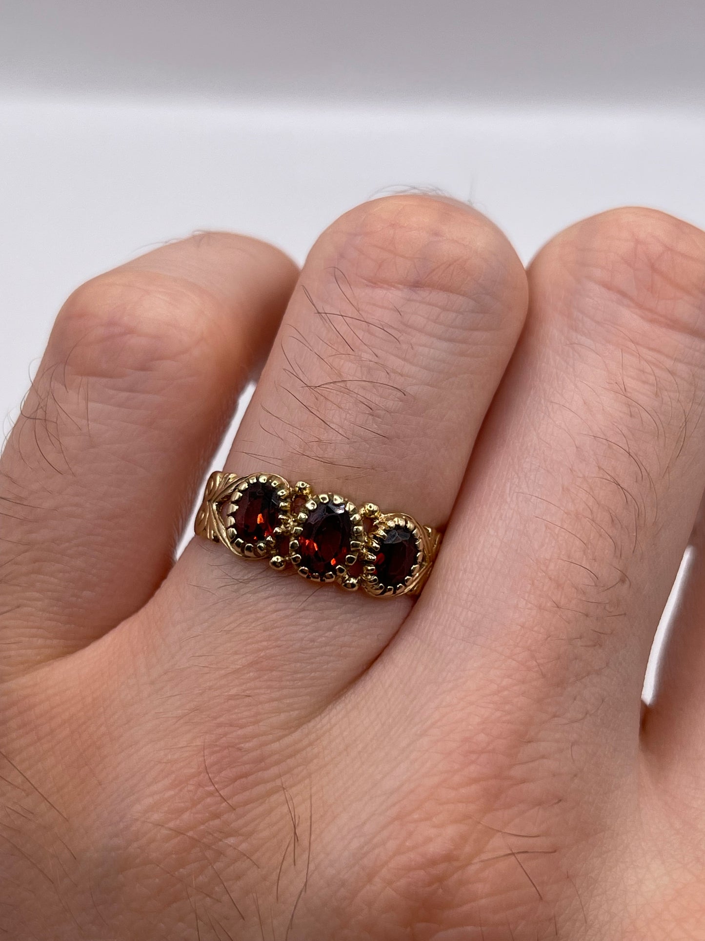 9ct gold garnet ring