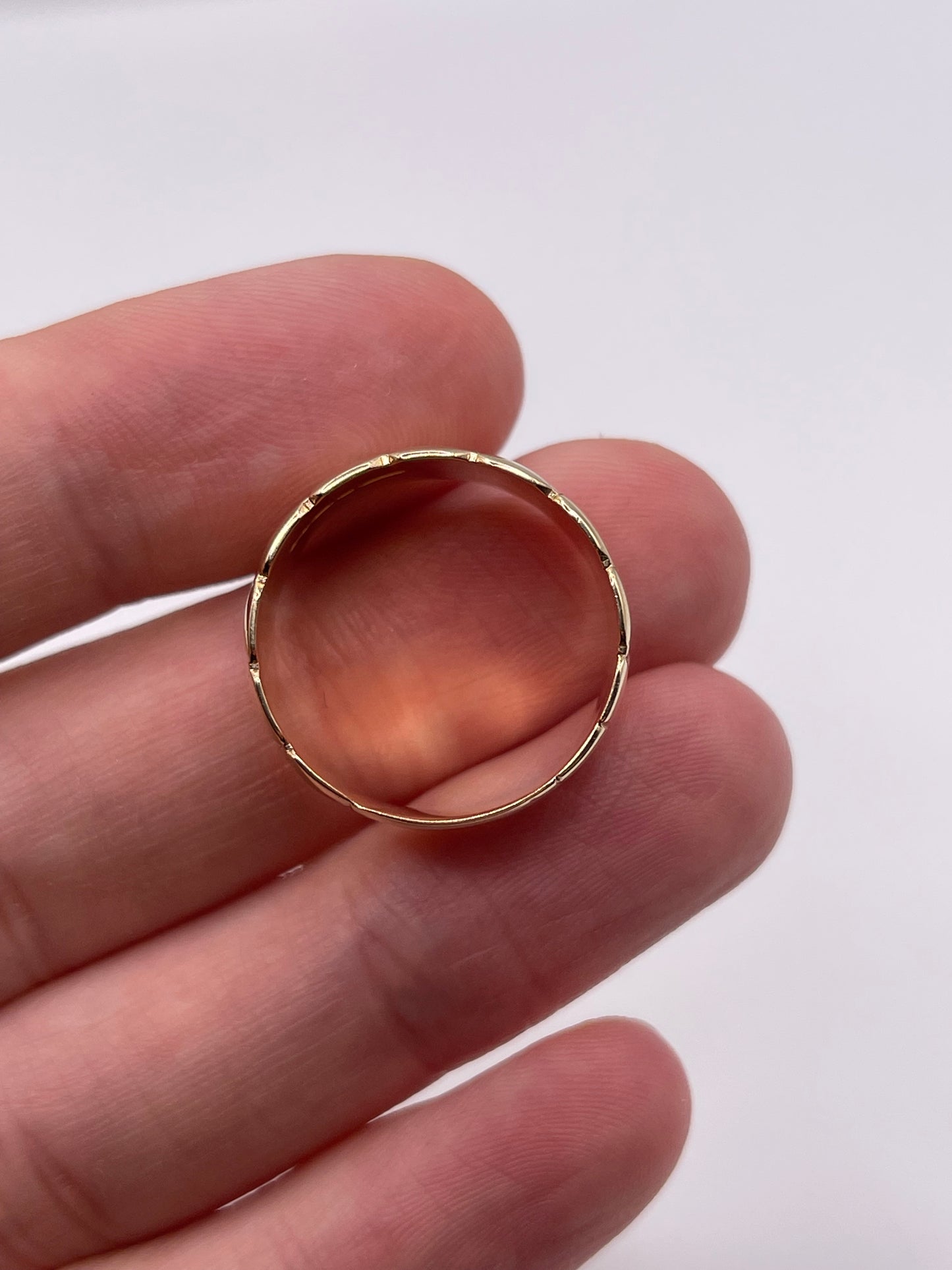 9ct gold patterned band