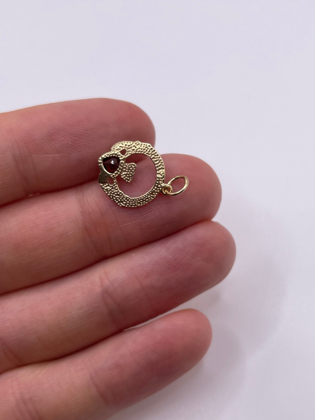 9ct gold garnet claddagh pendant