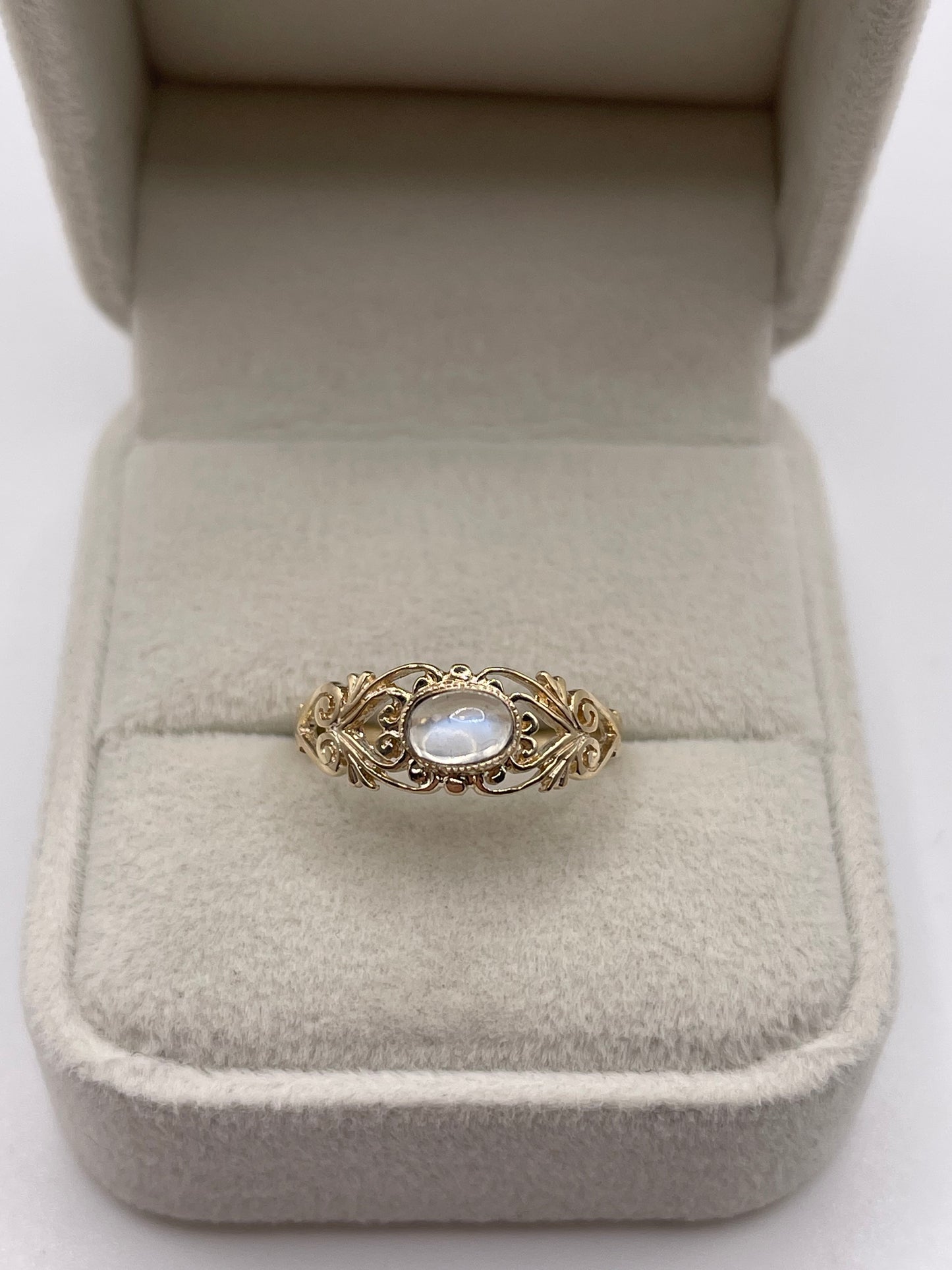 9ct gold moonstone ring