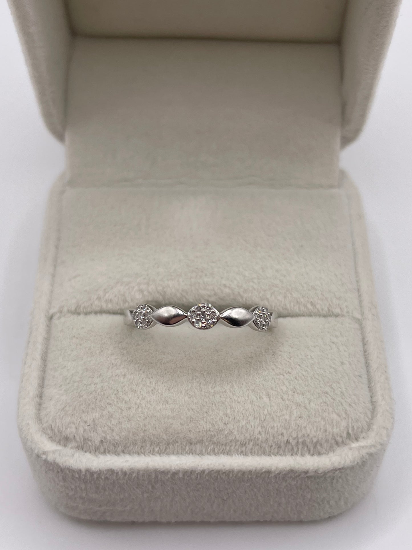 9ct white gold diamond cluster ring