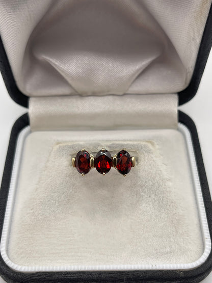 9ct gold garnet ring