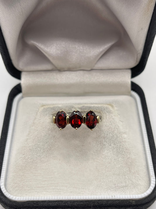 9ct gold garnet ring